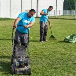 Mitarbeiter von LD-Hausbetreuung beim Rasenmähen und Laubrechen